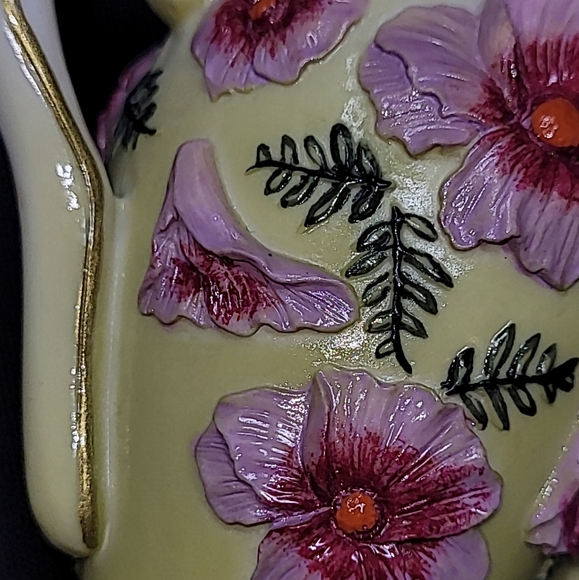 MINI DECORATIVE  SCALLOPED MINIATURE TEAPOT - NINI - Picture 7 of 12